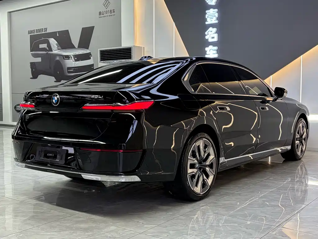 BMW 7 Series — миниатюра 11