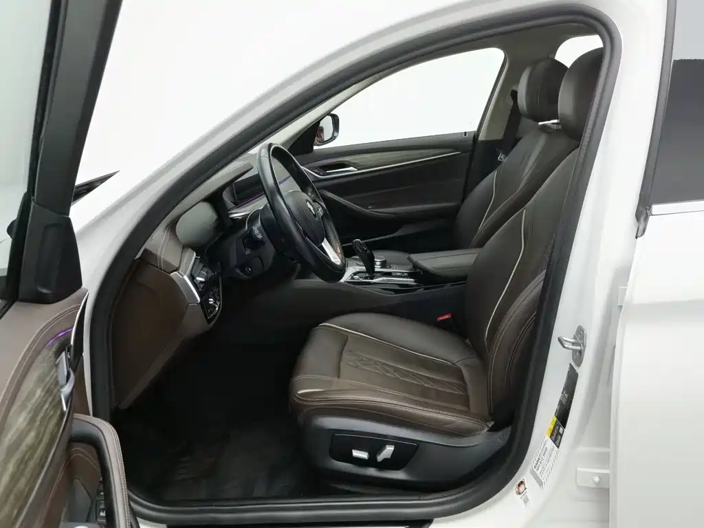 BMW 5 Series New Energy — миниатюра 10