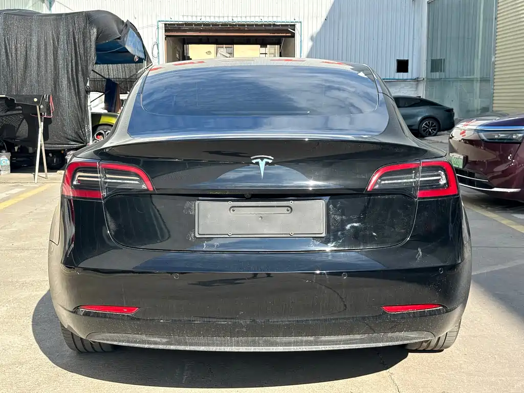 Tesla Model 3 — миниатюра 7