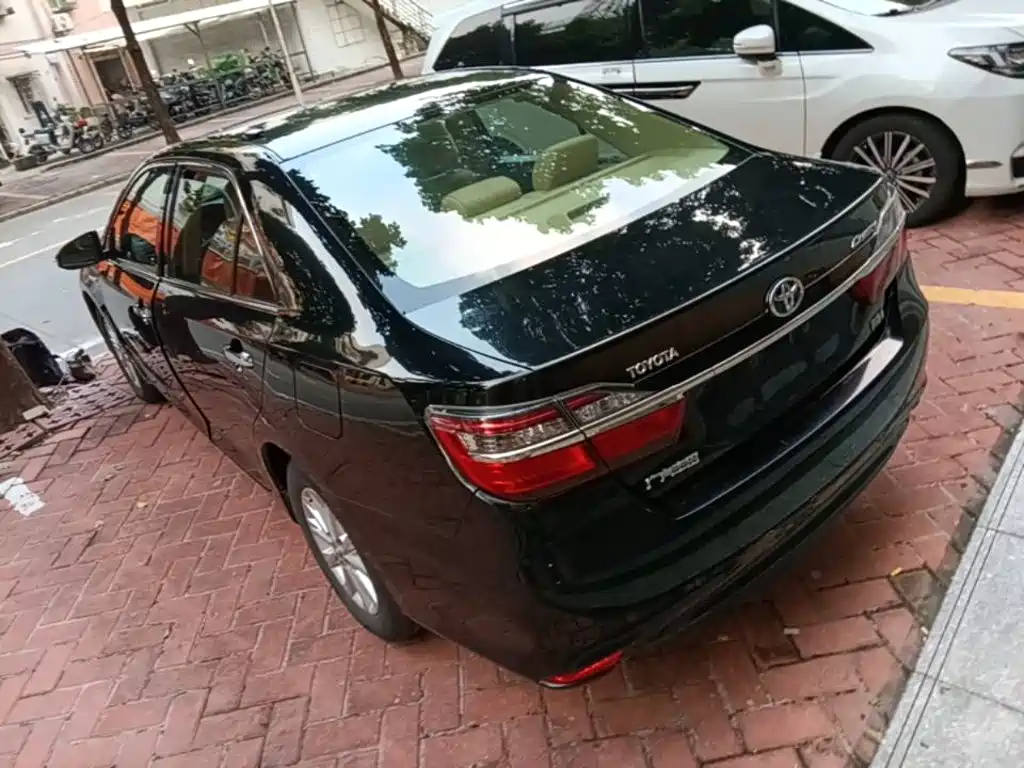 Toyota Camry — миниатюра 5