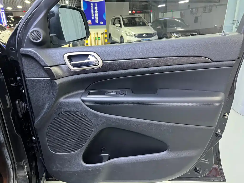 Jeep Grand Cherokee (Import) — миниатюра 11