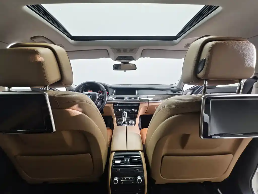 BMW 7 Series — миниатюра 10