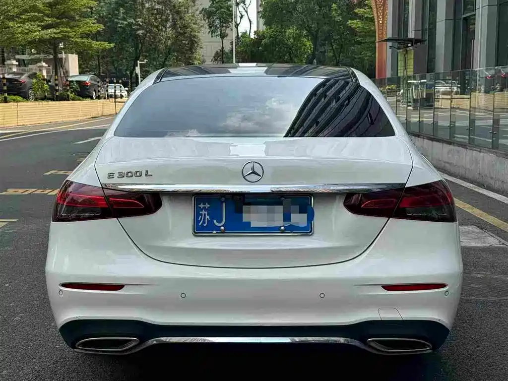 Mercedes-Benz E-Class — миниатюра 9