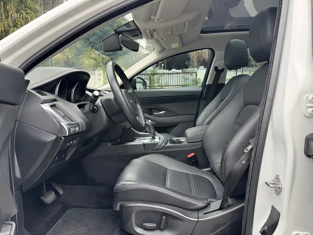 Jaguar E-PACE — миниатюра 7