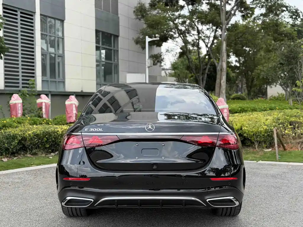 Mercedes-Benz E-Class — миниатюра 8