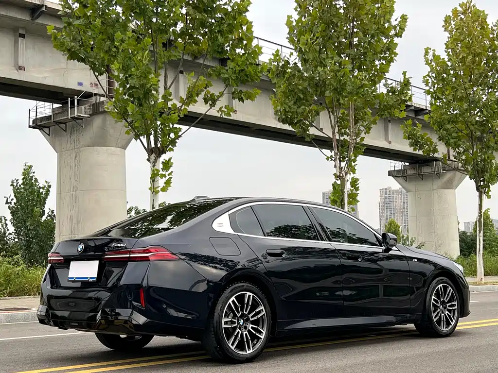BMW 5 Series — миниатюра 6