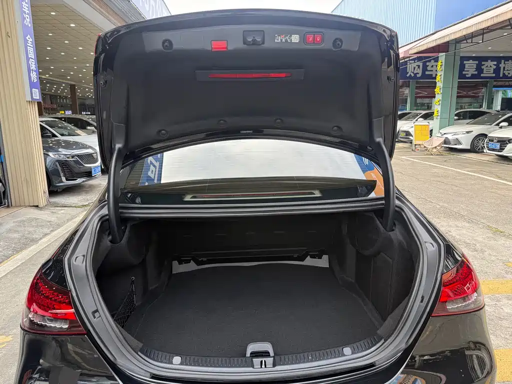 Mercedes-Benz E-Class — миниатюра 17
