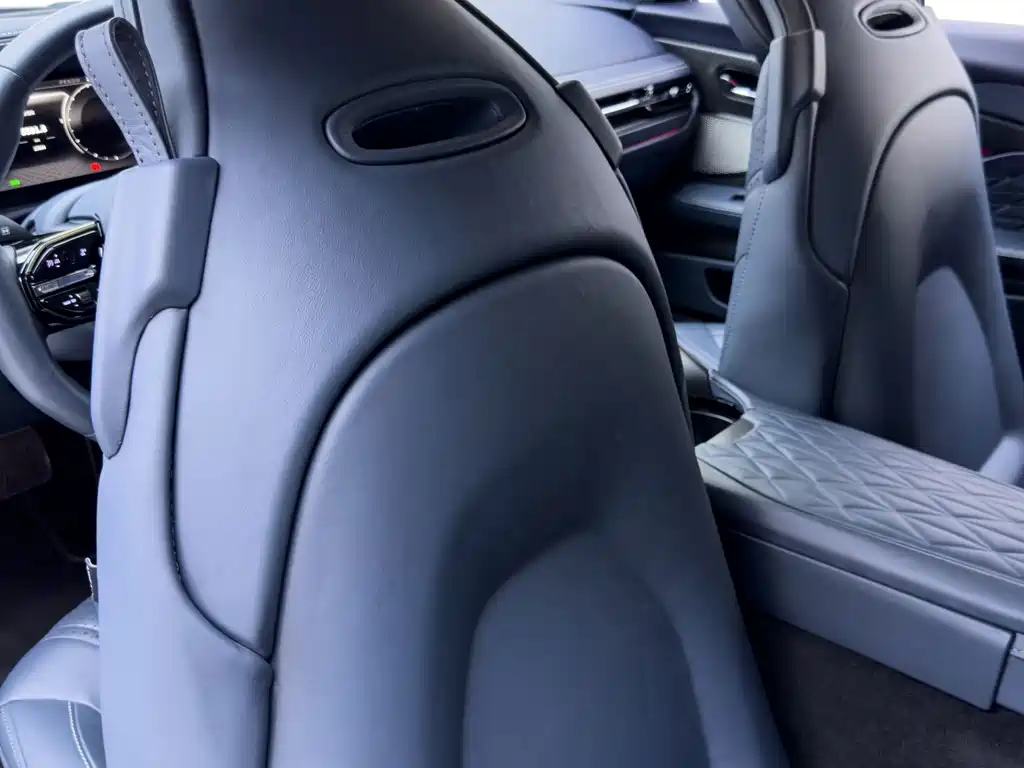 Aston Martin DB12 — миниатюра 15