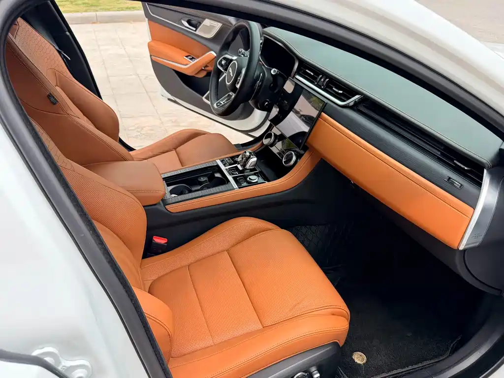 Jaguar XFL — миниатюра 10