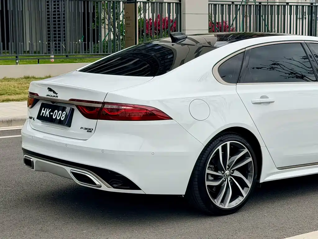 Jaguar XFL — миниатюра 6