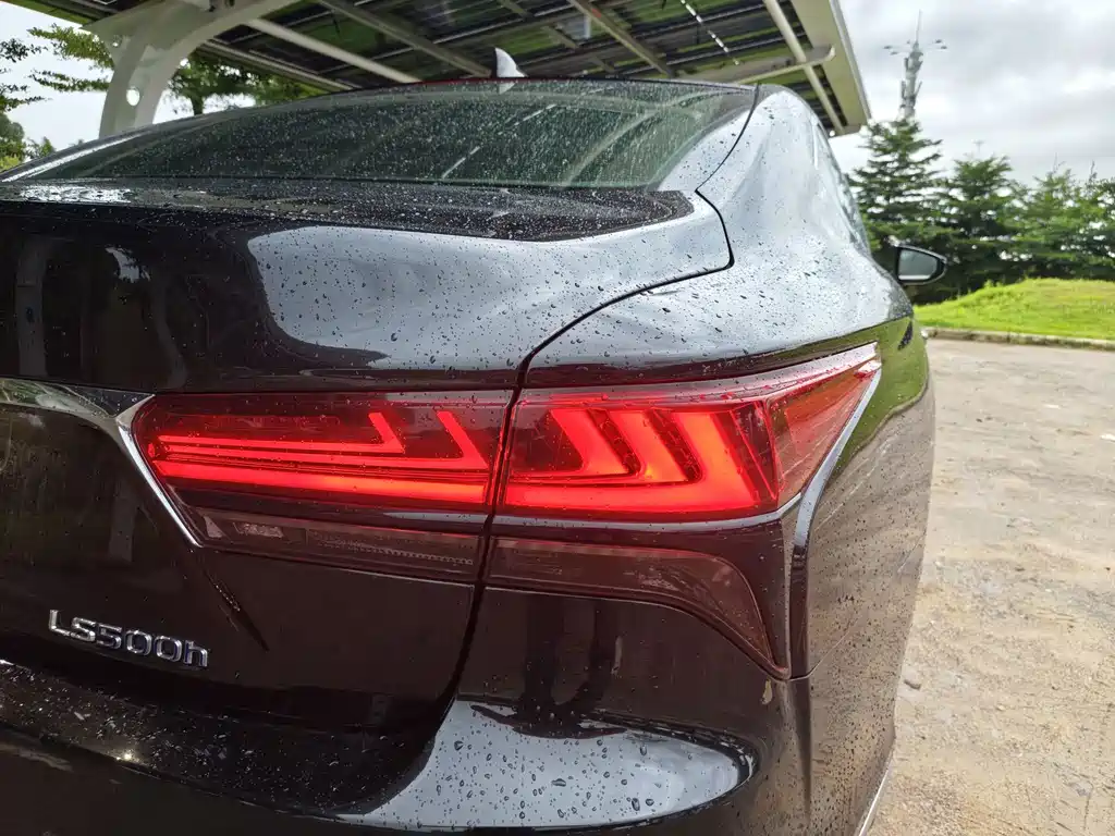 Lexus LS — миниатюра 9