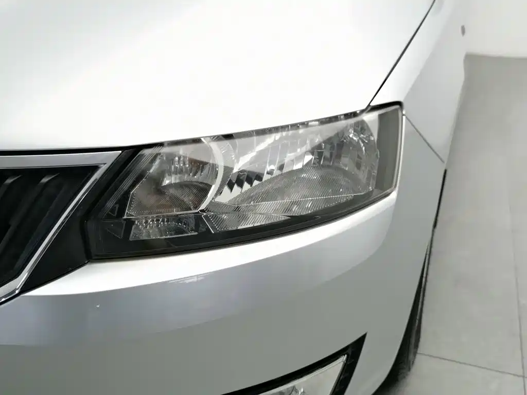 Skoda Rapid — миниатюра 7