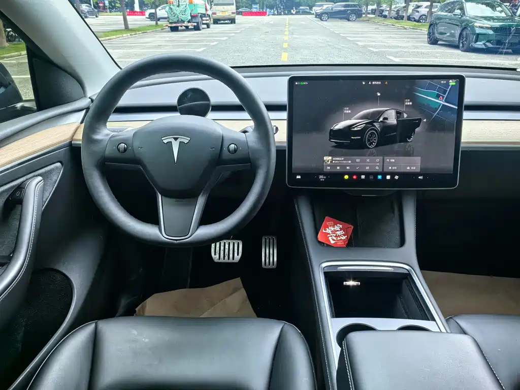 Tesla Model Y — миниатюра 8