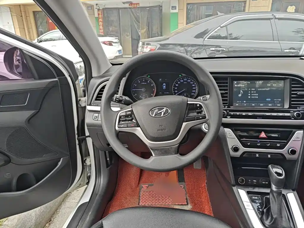 Hyundai Elantra — миниатюра 11