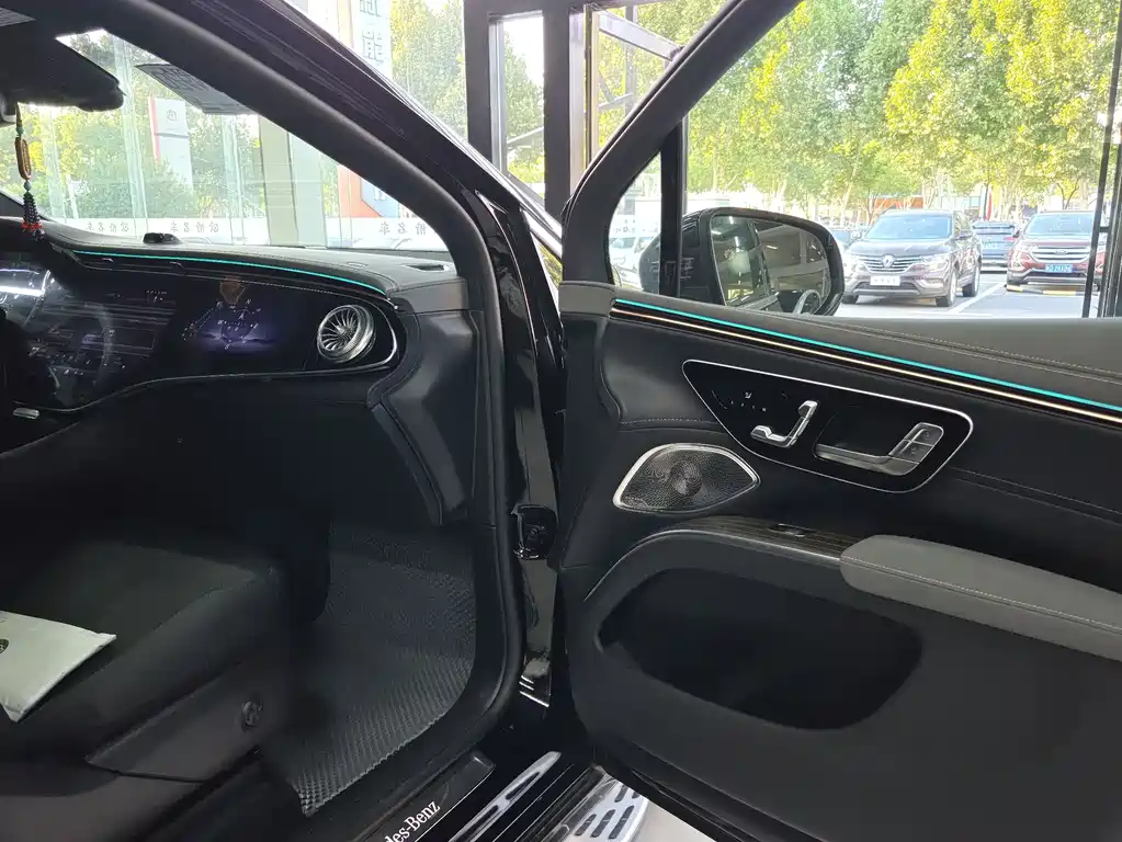 Mercedes-Benz EQS SUV — миниатюра 10