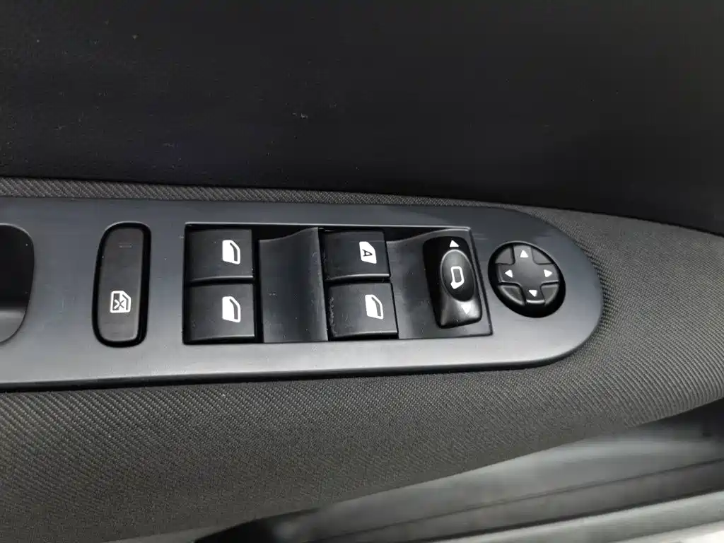 Peugeot 308 — миниатюра 9