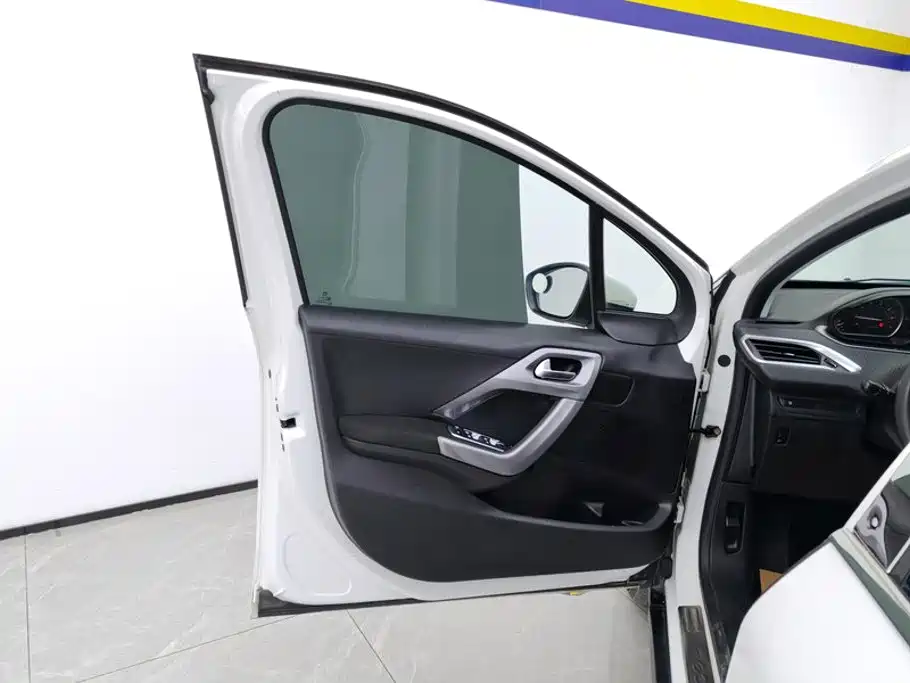 Peugeot 2008 2014 1.6L AT Fashion