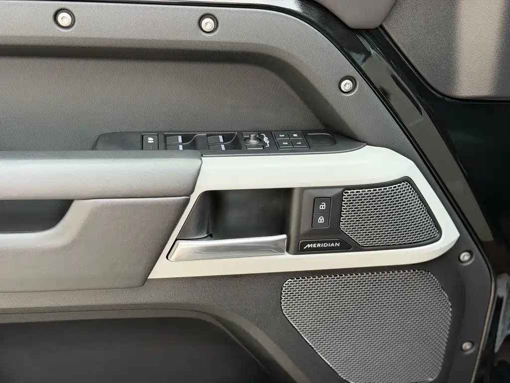 Land Rover Defender — миниатюра 5