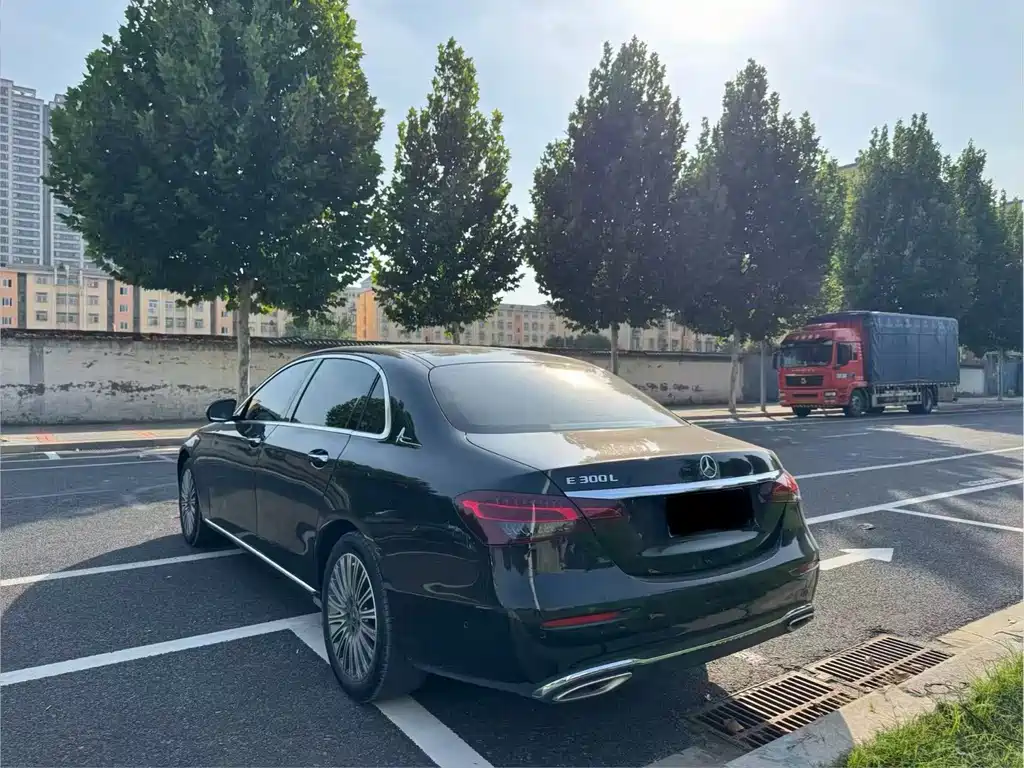 Mercedes-Benz E-Class — миниатюра 7
