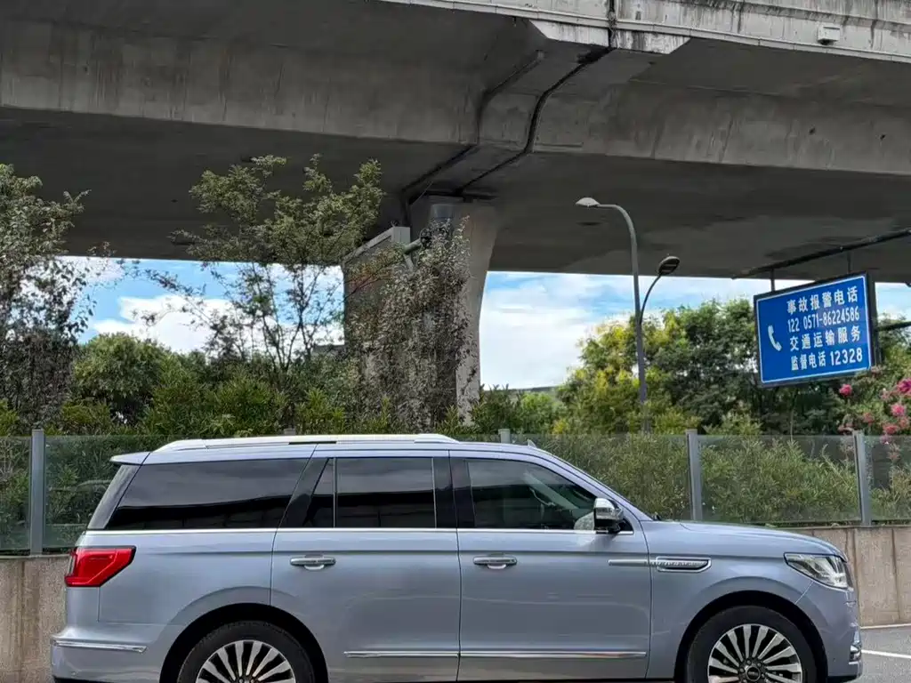 Lincoln Navigator — миниатюра 3