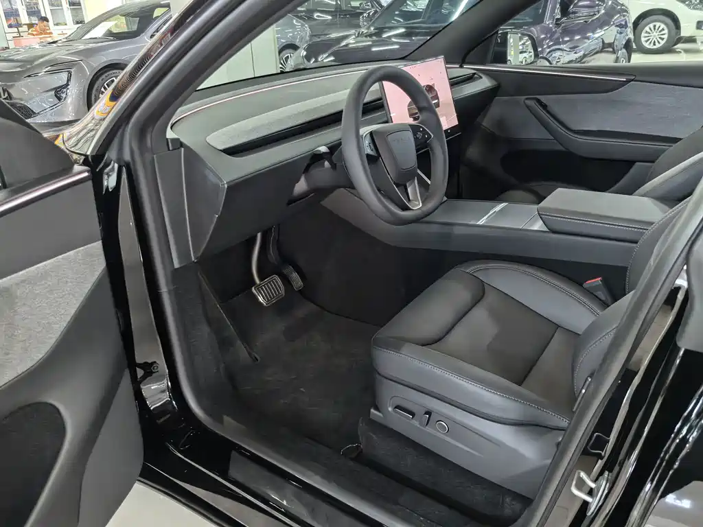 Tesla Model Y — миниатюра 15