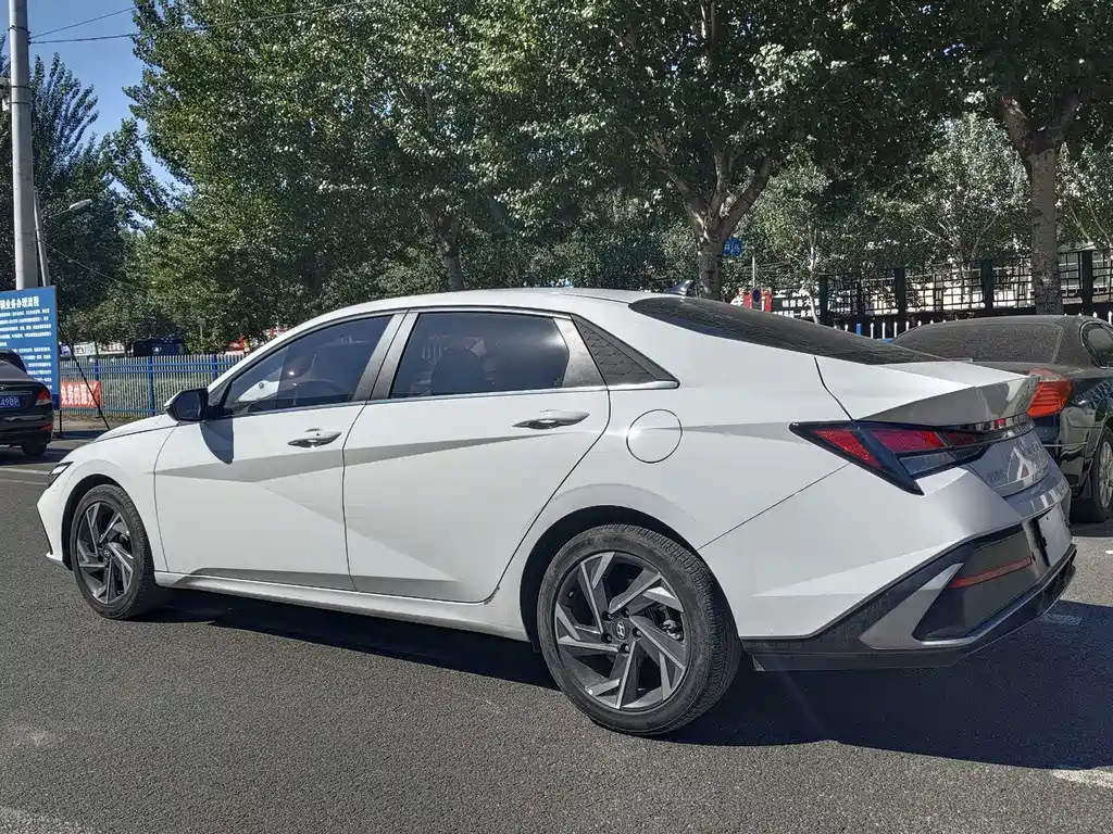 Hyundai Elantra — миниатюра 6