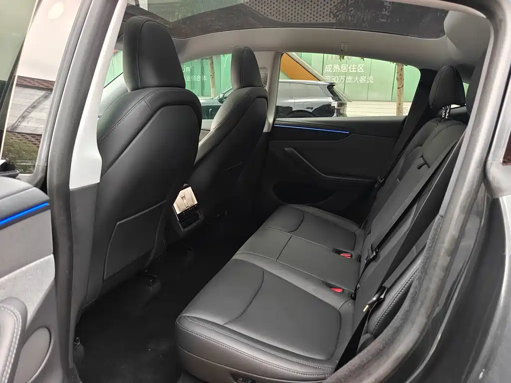 Tesla Model Y — миниатюра 9
