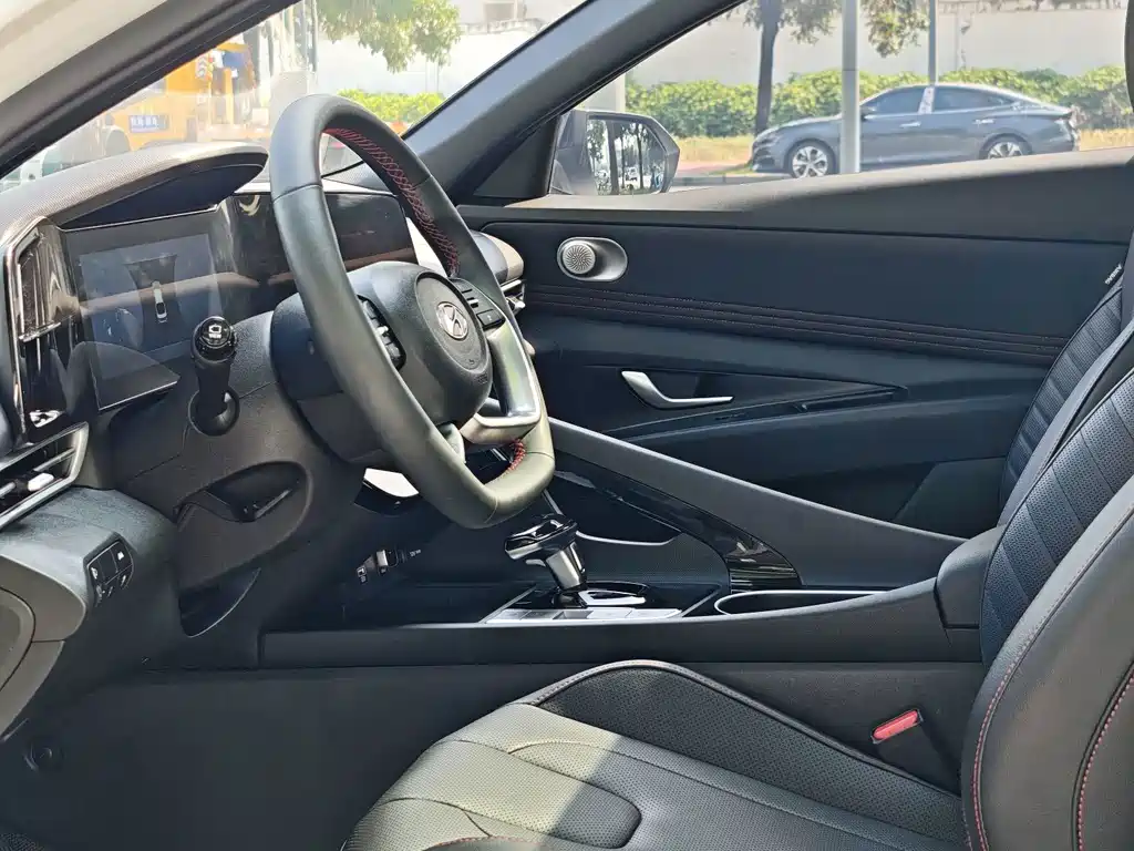 Hyundai Elantra — миниатюра 11