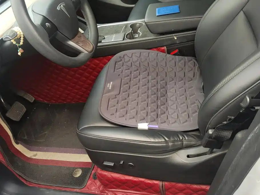 Tesla Model Y — миниатюра 9