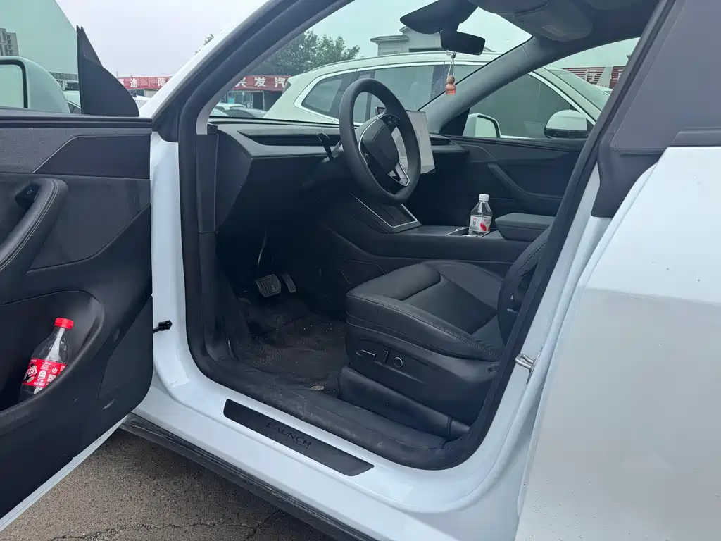 Tesla Model Y — миниатюра 4