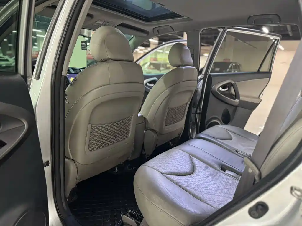 Toyota RAV4 — миниатюра 6