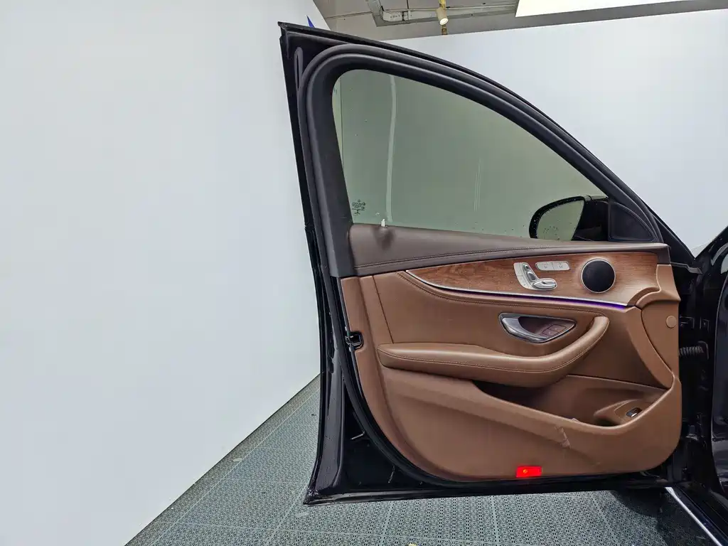 Mercedes-Benz E-Class — миниатюра 13