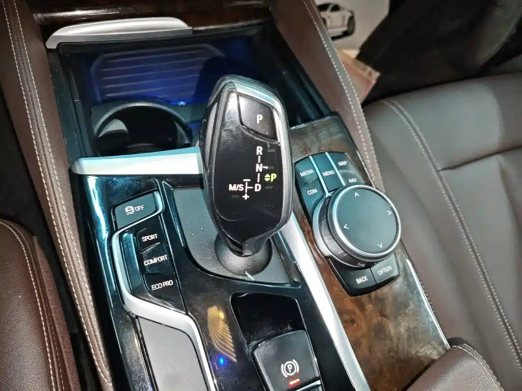 BMW 5 Series — миниатюра 14