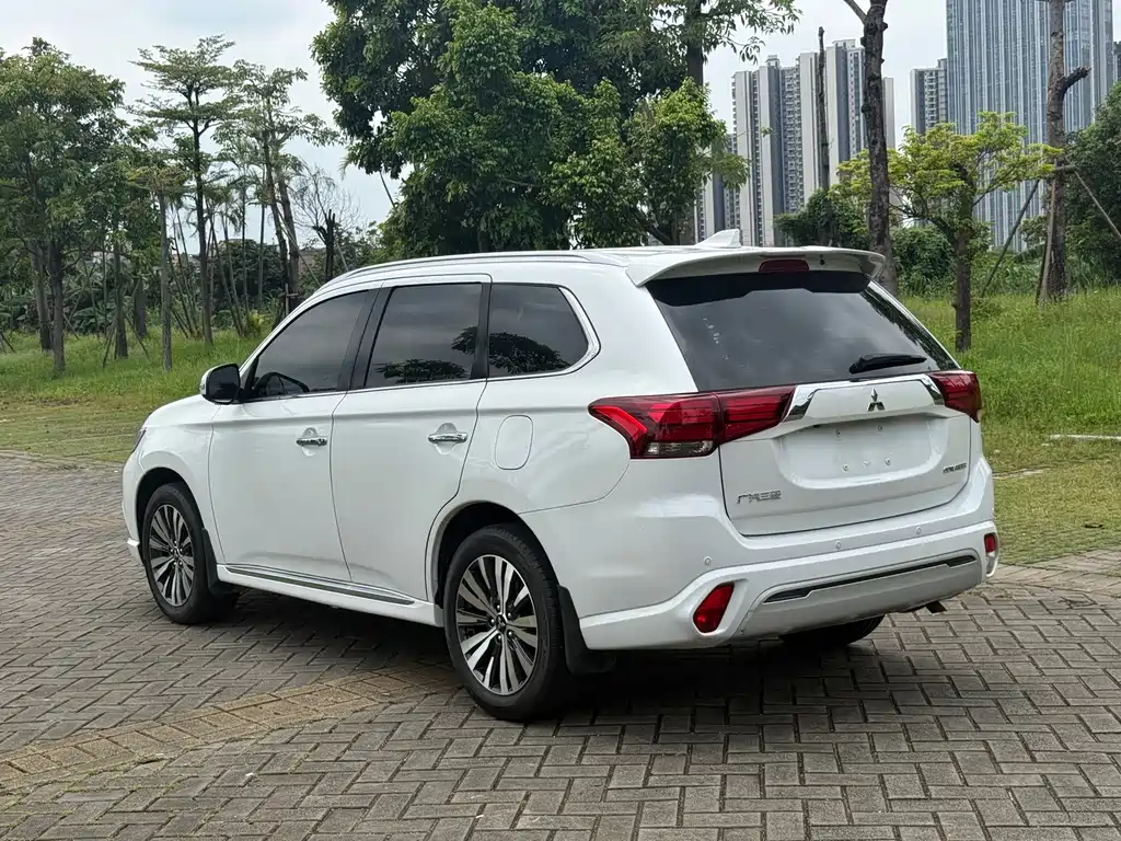 Mitsubishi Outlander — миниатюра 13