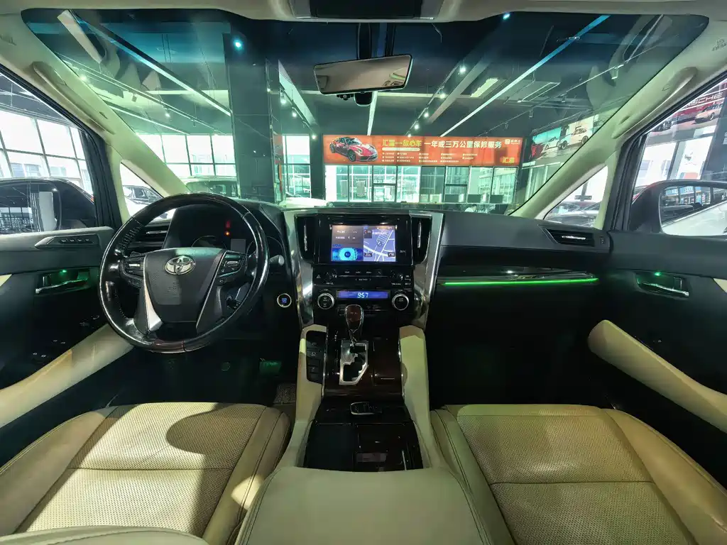 Toyota Alphard — миниатюра 8