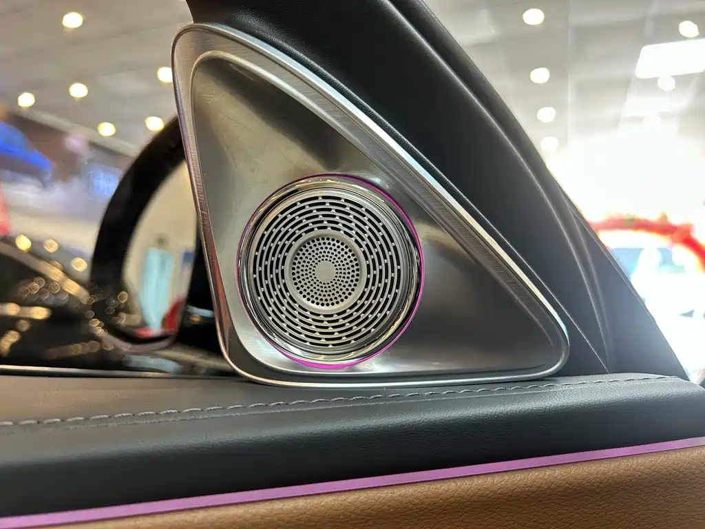 Mercedes-Benz E-Class — миниатюра 8