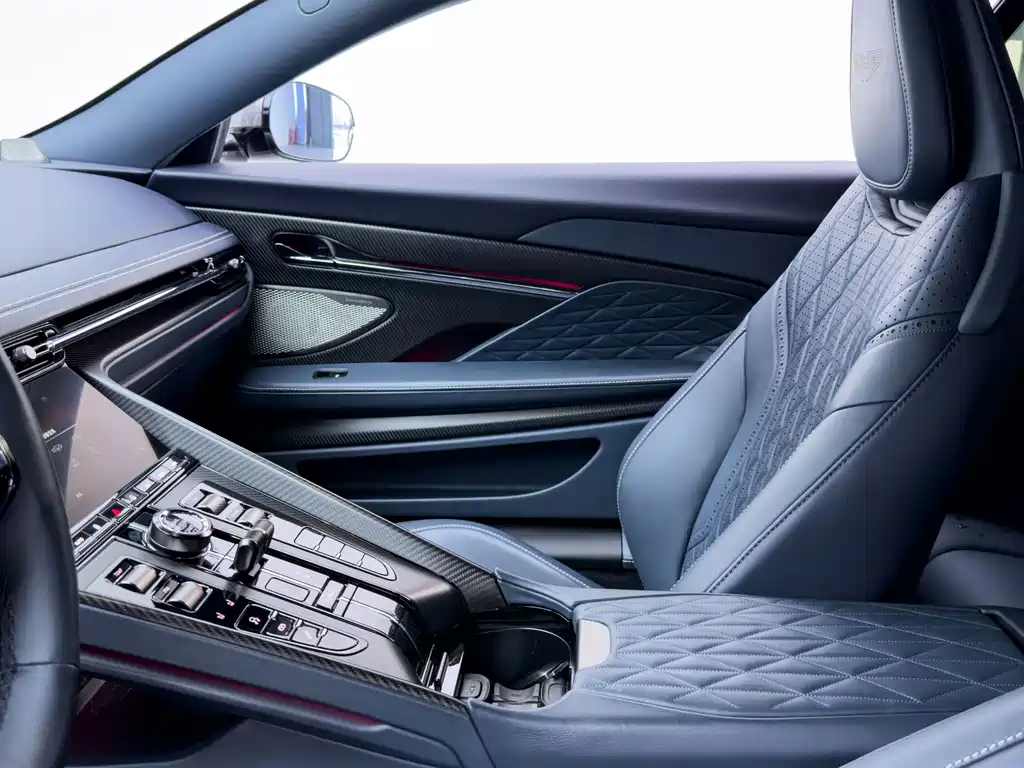 Aston Martin DB12 — миниатюра 16