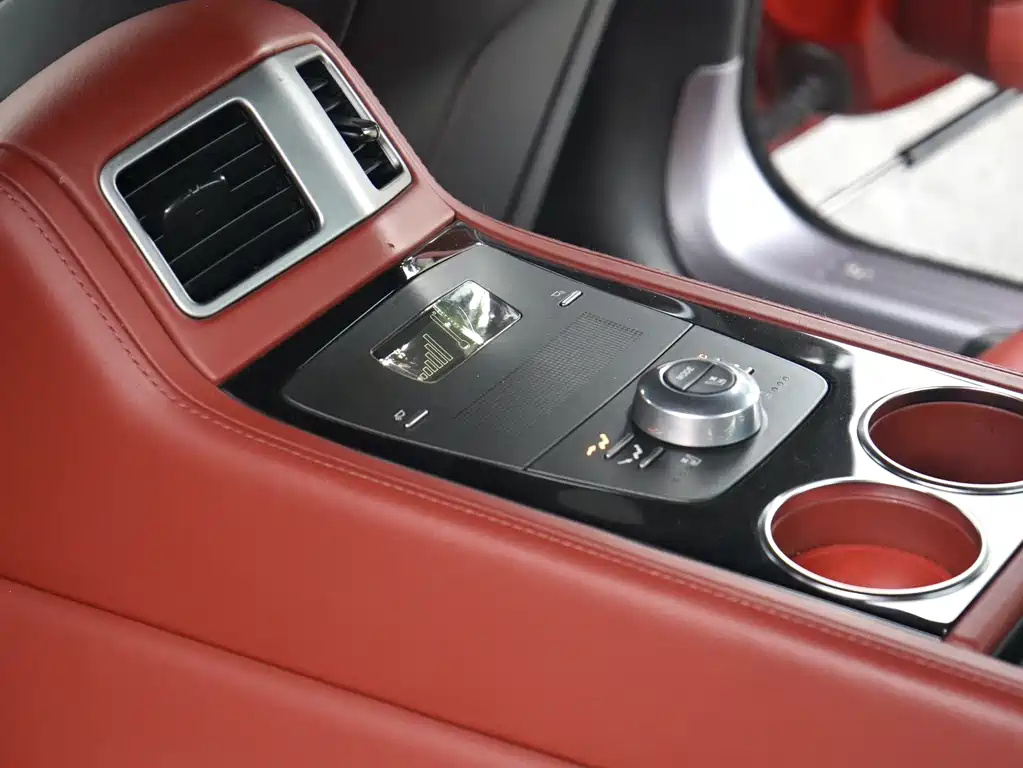 Aston Martin Rapide — миниатюра 17