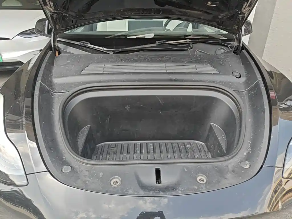 Tesla Model Y — миниатюра 20