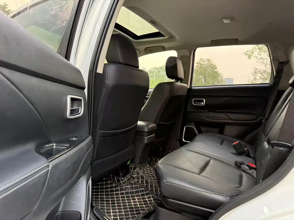 MITSUBISHI OUTLANDER