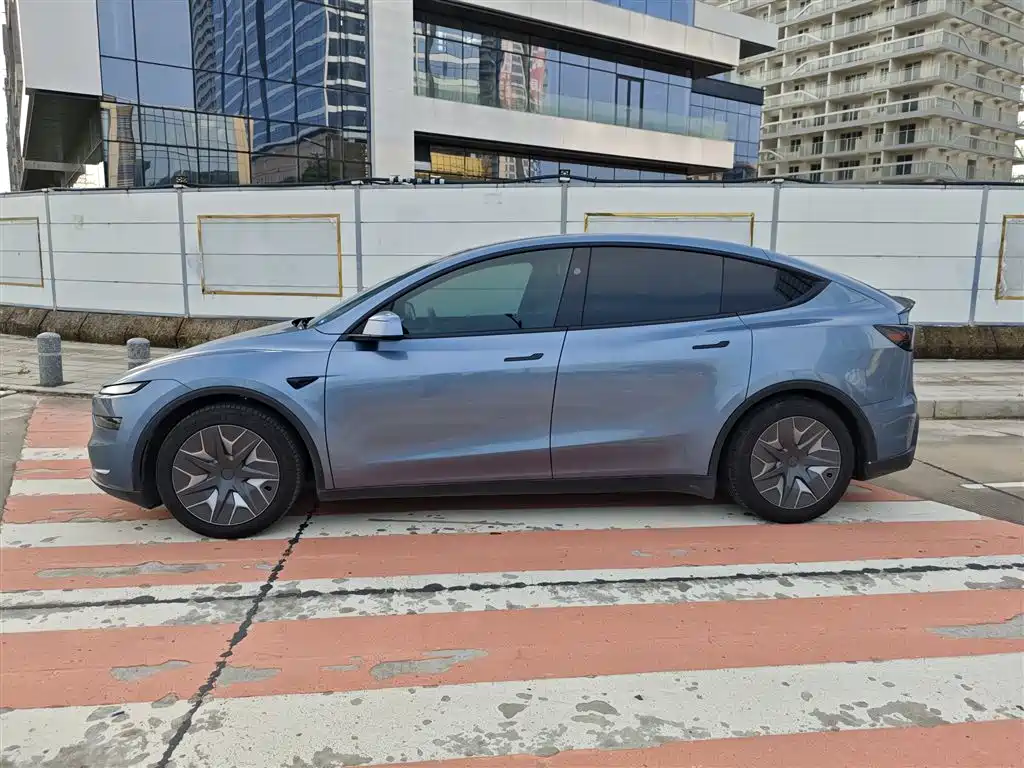 Tesla Model Y L — миниатюра 3