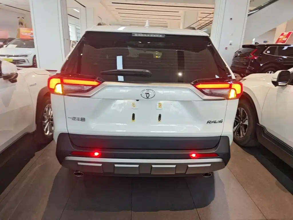 Toyota RAV4 — миниатюра 6