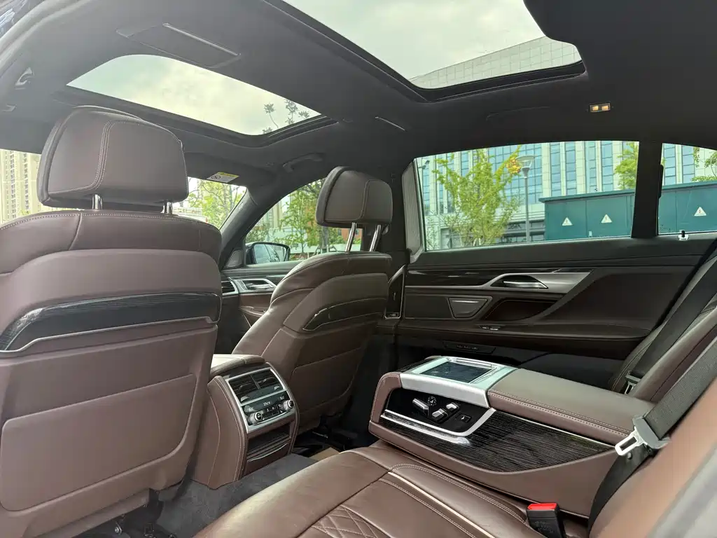 BMW 7 Series — миниатюра 11