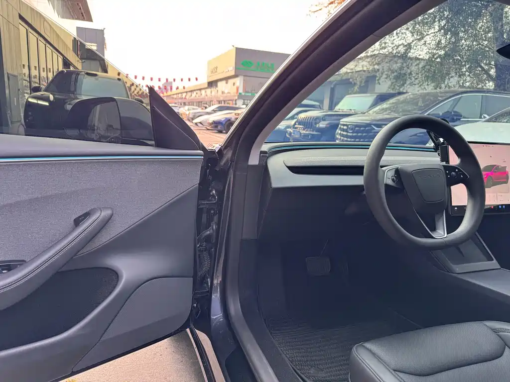 Tesla Model 3 — миниатюра 6