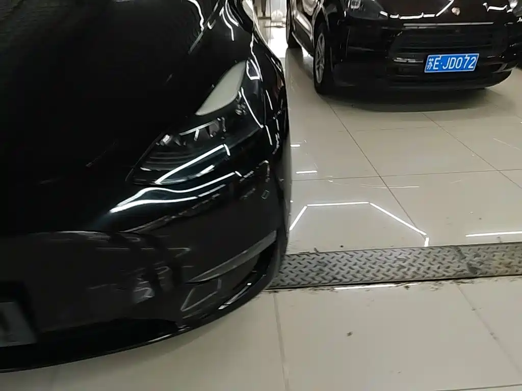 Tesla Model Y — миниатюра 24