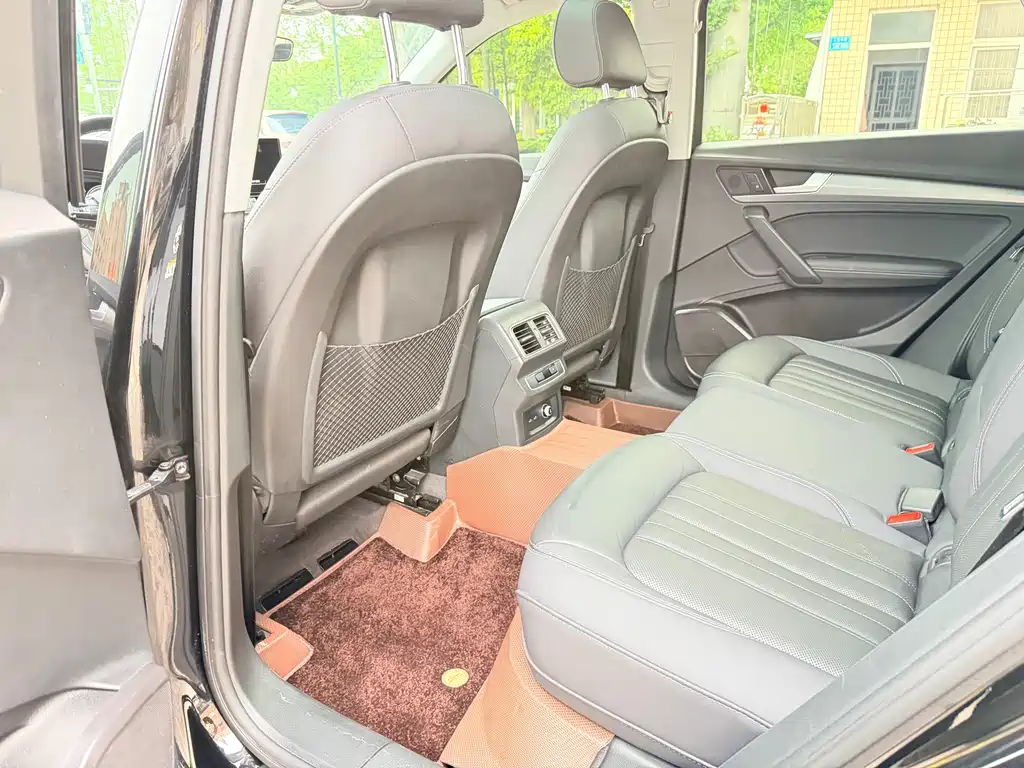 Audi Q5L - фото 10