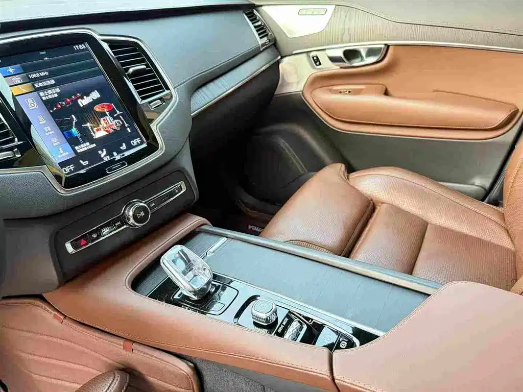 Volvo XC90 PHEV — миниатюра 6