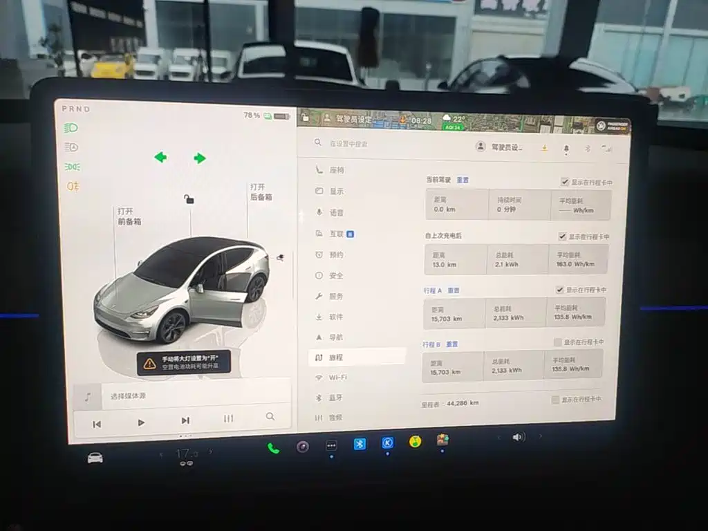 Tesla Model Y — миниатюра 12