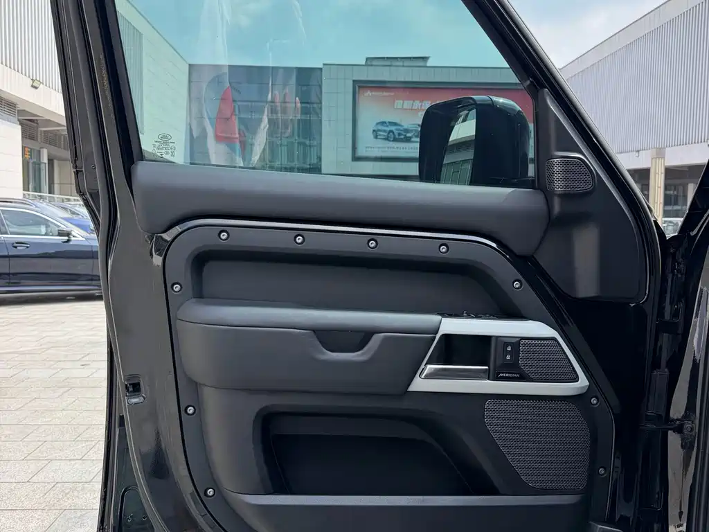 Land Rover Defender — миниатюра 4