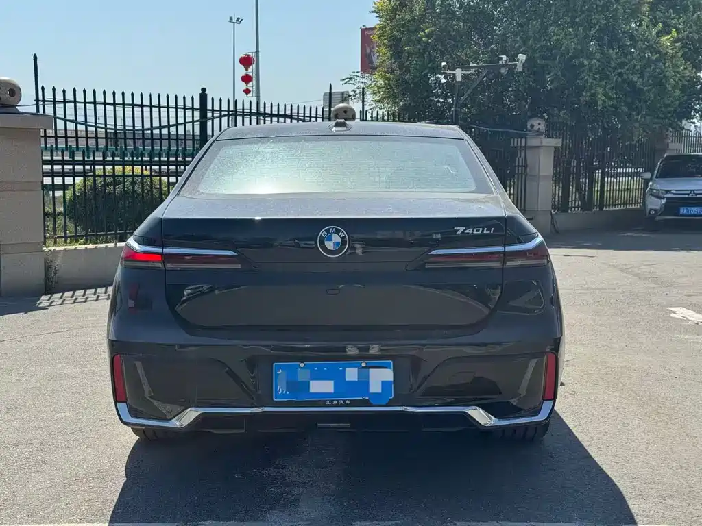 BMW 7 Series — миниатюра 9